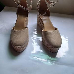 Ladies 9 west sandals.